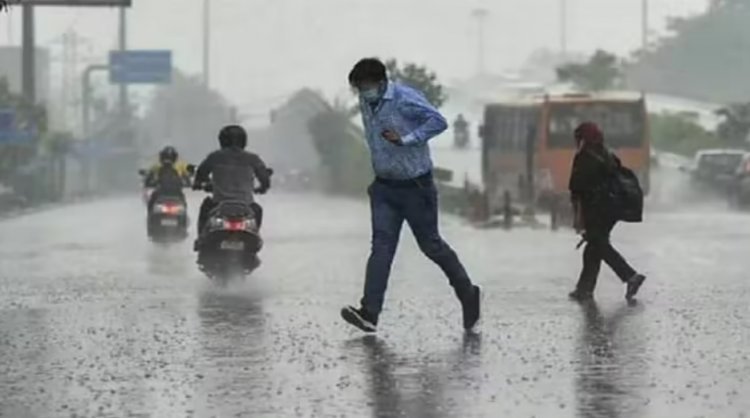 Delhi Swelters Under Humid Heat, Relief Expected With Rain Over the Weekend